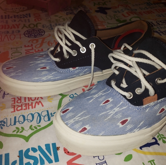 Van's - Picture 3 of 5